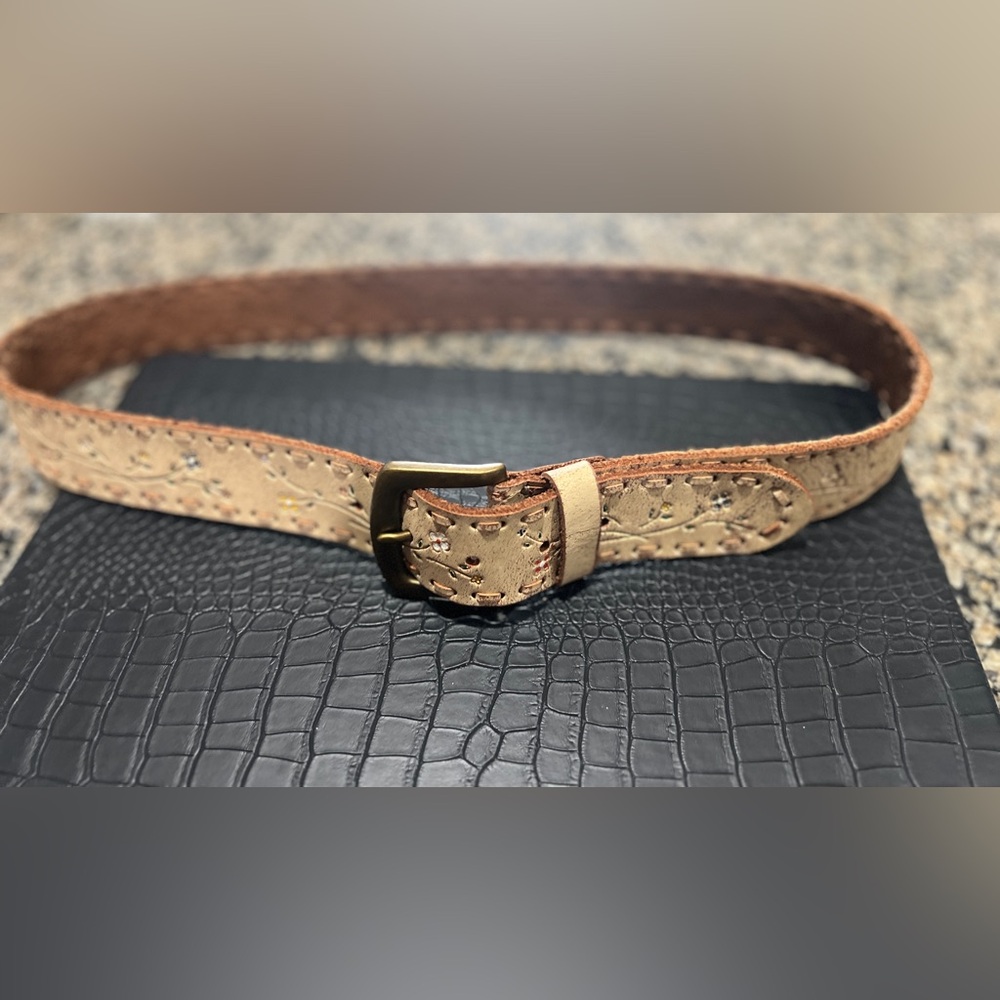 FOSSIL Floral embossed women’s Belt size XL